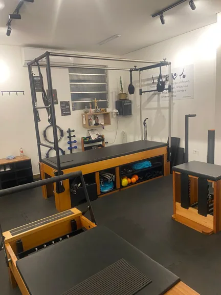 Sala com Cadillac, Reformer e Wunda Chair alinhados